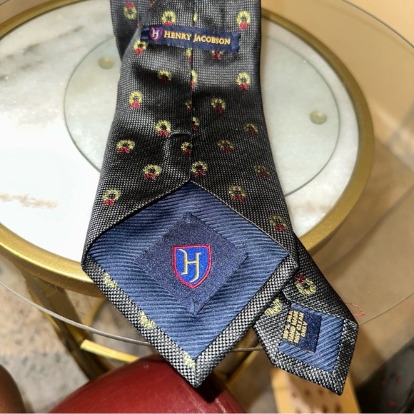 Henry Jacobson 100% Silk Holiday Tie – Wreath Pattern, Handmade - Picture 3 of 10